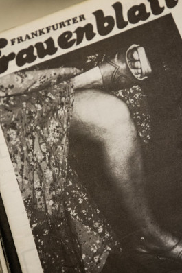 Foto eines Ausschnitt eines Titelbilds der Zeitschrift Frankfurter Frauenblatt. Es sind ein Paar übereinandergeschlagene Beine zu sehen, teilweise verdeckt von einem geblümten Kleid.