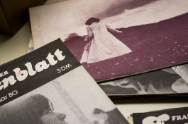 Foto von übereinanderliegenden Ausgaben der Zeitschrift Frankfurter Frauenblatt.